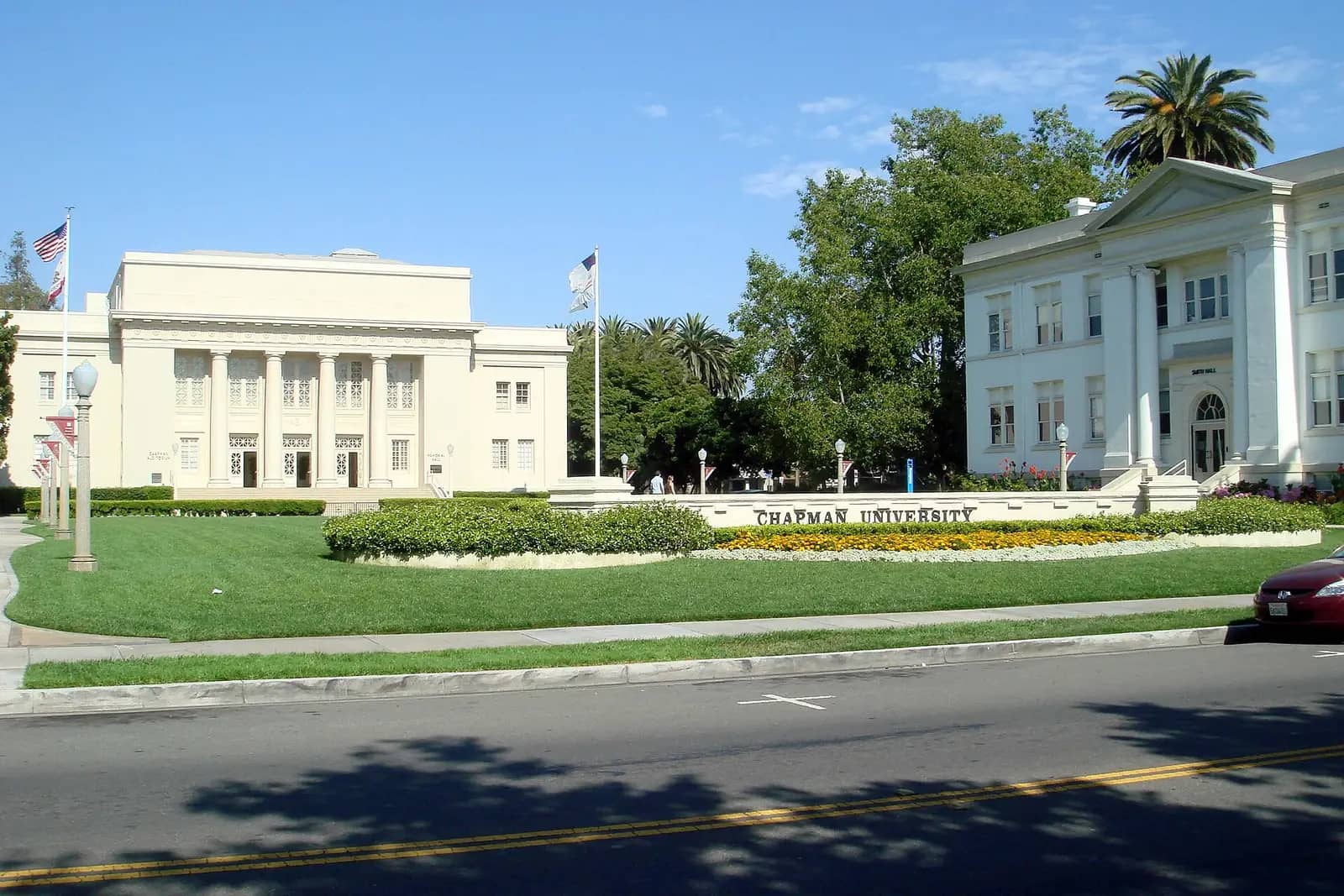 Chapman University campus — Chapman University ( Orange, California ): Pictured are the Williams Mall, with Memorial Hall (left) and Smith Hall (rig