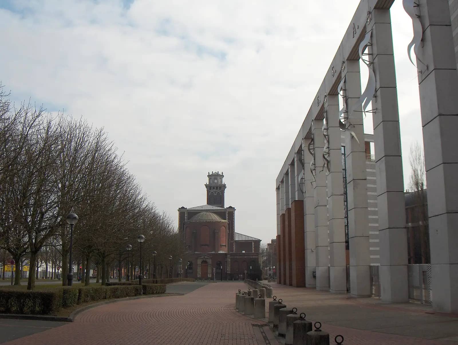 ésaat Roubaix (École supérieure d'arts appliqués et du textile) campus — Roubaix (France - dép. du Nord) : Mail Notre Dame – Ancienne église Notre Dame au fond et E.S.A.A.T à droite. [École Sup