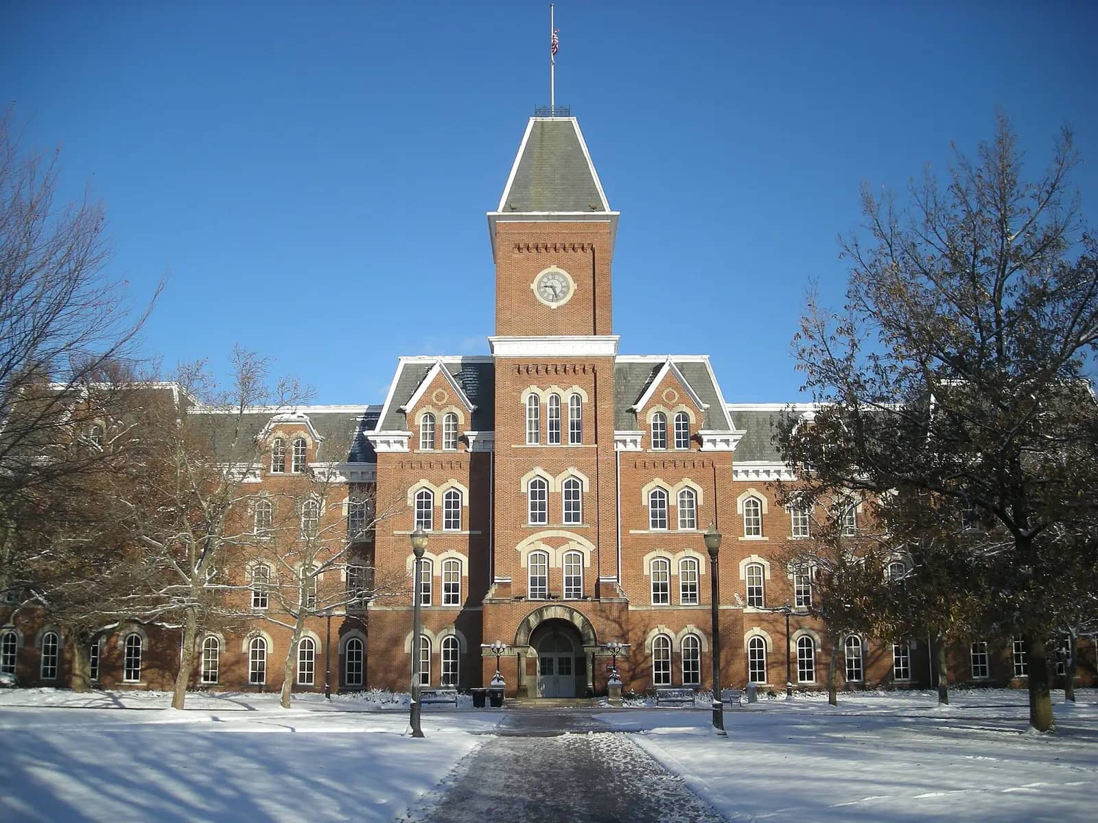 The Ohio State University campus — University Hall on the campus of The Ohio State University in Columbus , Ohio ( United States ).